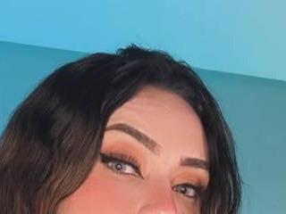 lara bombshelll